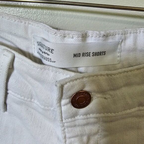 EUC WHITE SIGNATURE LEVIS STRAUSS MID RISE SHORTS SIZE 12 / 31W - Picture 7 of 14